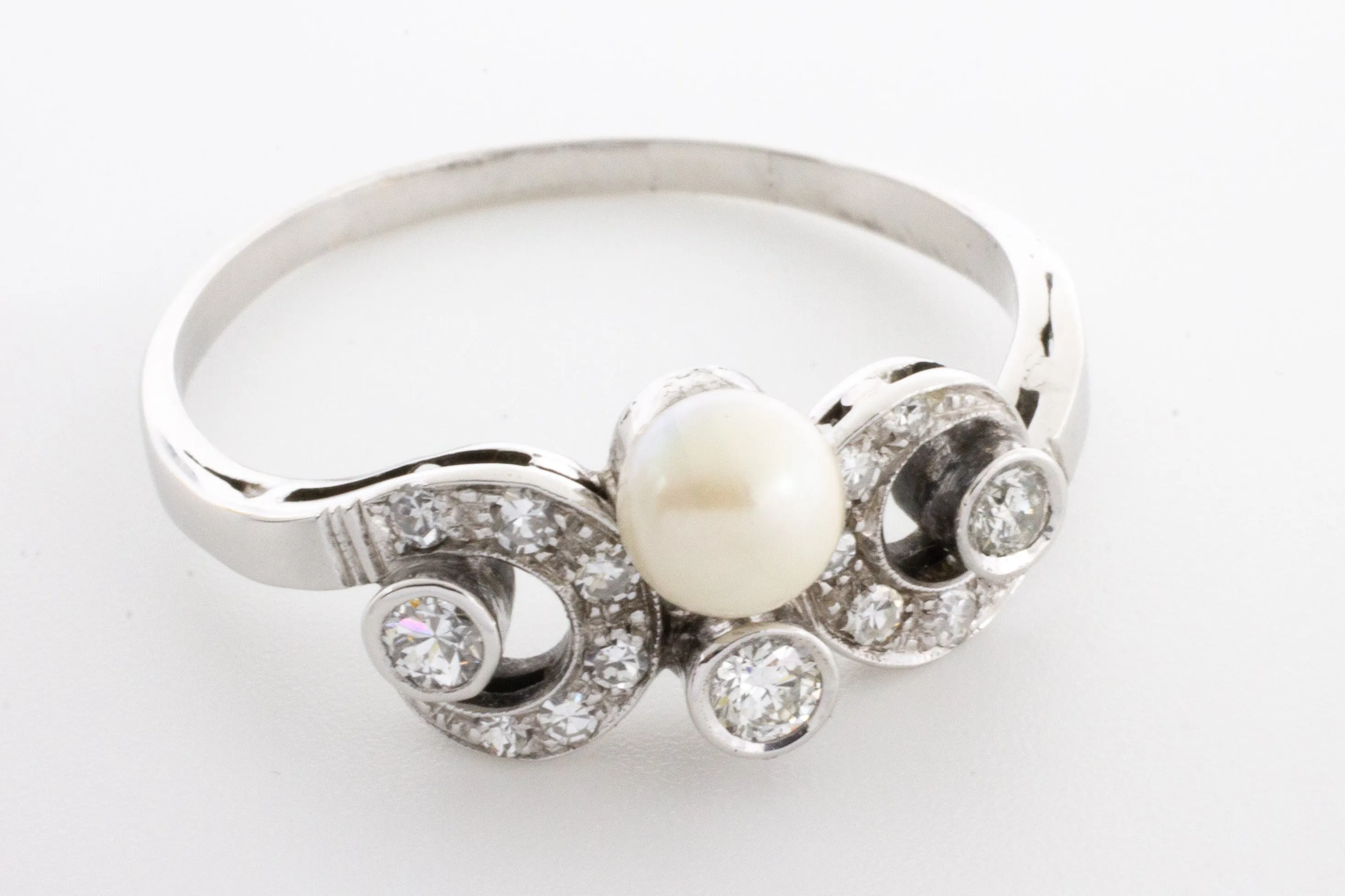 Vintage diamond and pearl ring in white gold