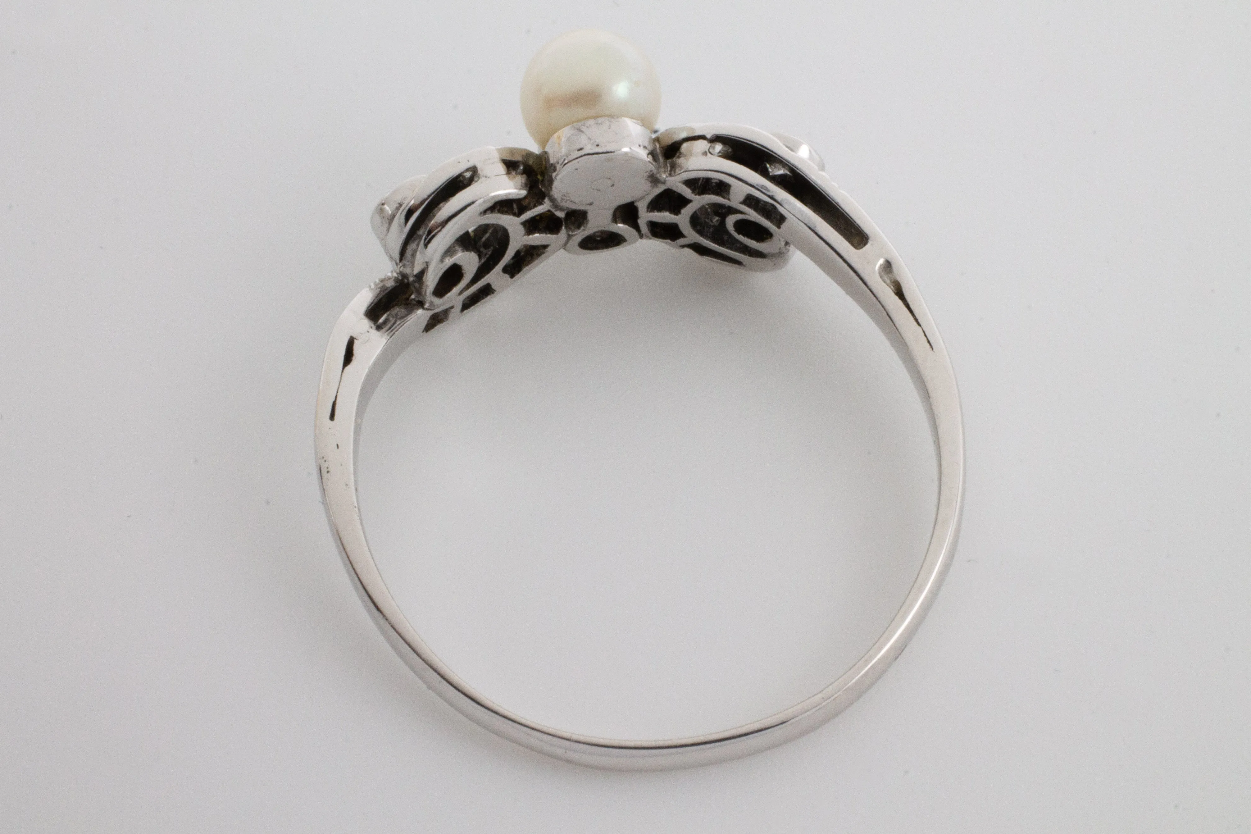 Vintage diamond and pearl ring in white gold