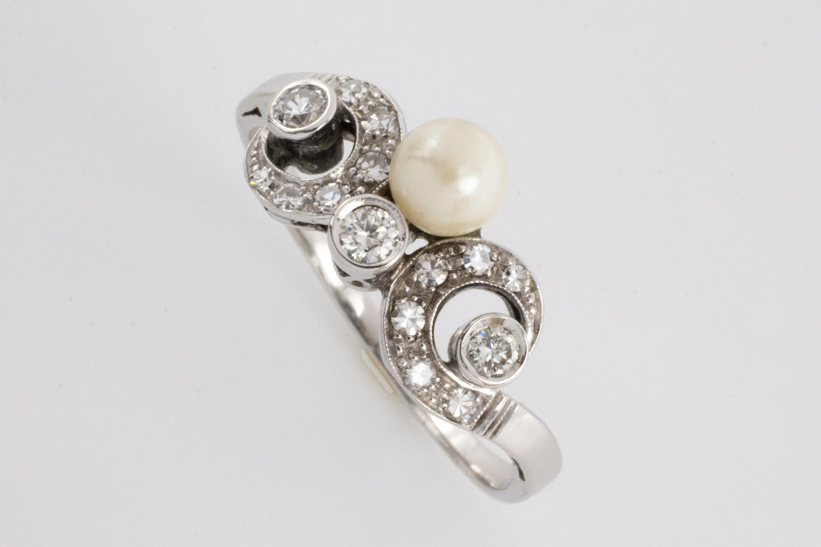 Vintage diamond and pearl ring in white gold